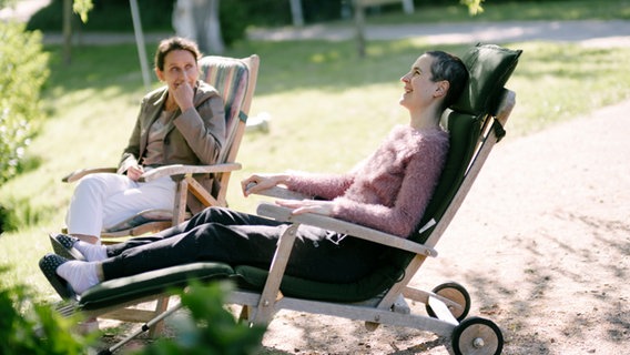 Zwei Frauen (Jennifer Sabel und Barbara Philipp) sitzen in Liegestühlen © mafilm martens film- und fernsehproduktions GmbH 