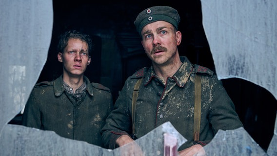 Felix Kammerer und Albrecht Schuch in einer Szene des Filmes "Im Westen nichts Neues" - eine Netflixproduktion © Reiner Bajo Foto: Reiner Bajo