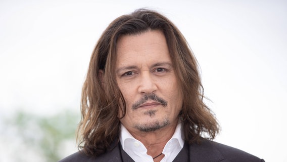 Johnny Depp blickt in die Kamera. © IMAGO / ABACAPRESS 