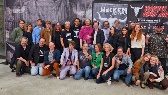 Die Macher der Serie "Legend of Wacken" mit Gästen und den Gründern des Metal-Festivals bei der Premiere im Zeise Kino Hamburg © NDR Foto: Patricia Batlle
