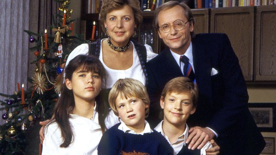 Die Beimers aus der Fernsehserie "Lindenstrasse" vor dem Weihnachtsbaum. © WDR 