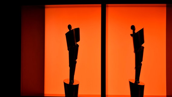 Zwei Lola-Statuen des Deutschen Filmpreises vor rotem Hintergrund © Jens Kalaene/dpa-Zentralbild/dpa Bildfunk Foto: Jens Kalaene