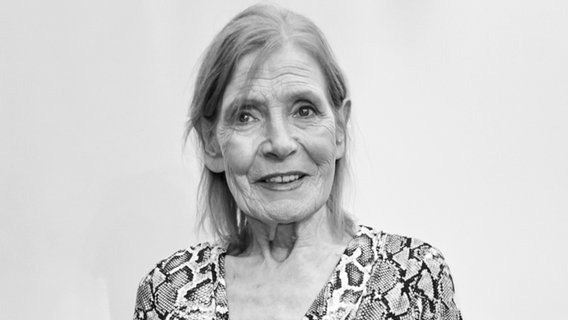 Schwarz-weiß-Foto einer älteren Frau mit kurzen Haaren. Es ist die Schauspielerin Margit Carstensen. © picture alliance/dpa | Annette Riedl Foto: Annette Riedl