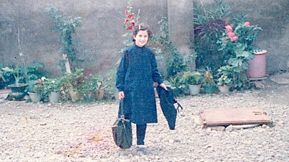 Ein kleines Mädchen steht in einem Kiesgarten - Filmszene aus dem Dokumentarfilm "My stolen Planet" von Farahnaz Sharifi © Farahnaz Sharifi 