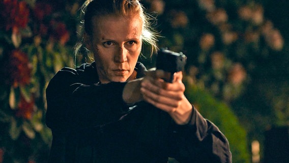Julia Grosz (Franziska Weisz) hat ihre Waffe gezückt - Szene aus dem Tatort "Schattenleben" ©  NDR / O-Young Kwon Foto: O-Young Kwon