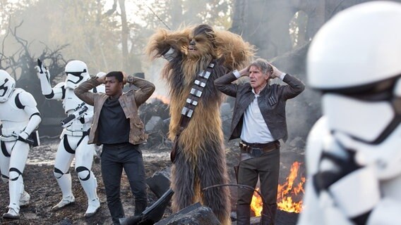Szene aus mit Finn (John Boyega), Chewbacca (Peter Mayhew) und Han Solo (Harrison Ford) aus "Star Wars: Das Erwachen der Macht" © Lucasfilm Ltd. Foto: David James