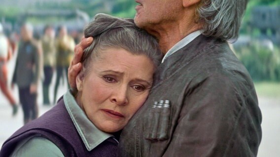 Szene mit Harrison Ford als Han Solo (r.) und Leia (Carrie Fisher) aus "Star Wars: Das Erwachen der Macht" © Lucasfilm Ltd. Foto: David James