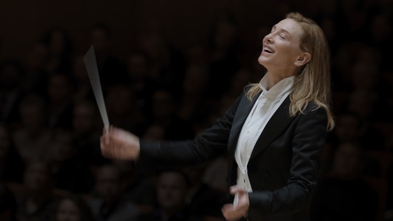 Cate Blanchett im Film "Tàr", der von einer Star-Dirigentin der Berliner Philharmoniker handelt © Copyright 2022 Focus Features 