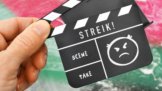 Eine Filmklappe, auf der das Wort "Streik" steht © picture alliance / CHROMORANGE | Christian Ohde 