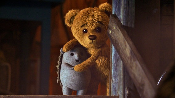 Ein Teddy umarmt ein anderes Kuscheltier - Szene aus dem Kinderfilm "Ein Weihnachtsfest für Teddy" © Capelight 