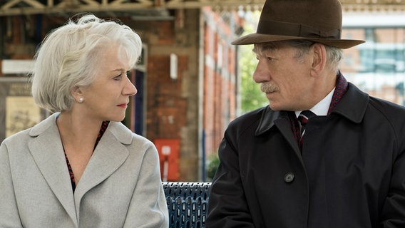 Betty McLeish (Helen Mirren) mit Roy Courtney (Ian McKellen) - Szene aus dem Film "The Good Liar" © Warner Bros Pictures 2019 