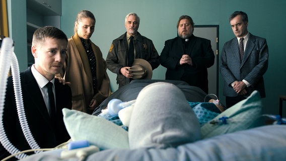 Szene mit Menschen um einen komplett bandagierten Patienten im Krankenhaus aus Bent Hamers "The Middle Man" © 2020 BULBUL FILM  THE MIDDLE MAN FILMS INC PANDORA FILM 