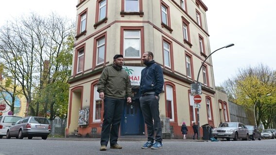 Historiker Lars Amenda (links) und Drehbuchautor und Produzent Stefan Gieren vor dem Haus in der Schmuckstraße in St. Pauli © NDR Foto: Patricia Batlle