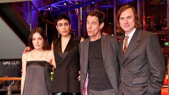 Nicolette Krebitz, Tala Al Deen, Tom Tykwer und Lars Eidinger auf dem Roten Teppich der Berlinale Arm in Arm © picture alliance / Geisler-Fotopress | Dave Bedrosian/Geisler-Fotopress Foto: Dave Bedrosian/Geisler-Fotopress