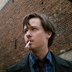 Fabian (Tom Schilling) steht rauchend vor einer Fabrik. © Lupa Film / Hanno Lentz / DCM 