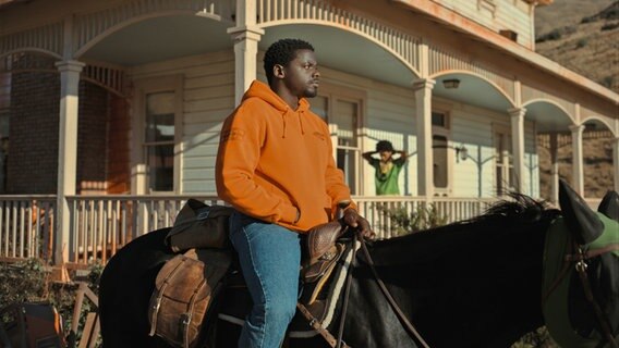 Daniel Kaluuya auf einem Pferd - Szene aus dem Horrorfilm "Nope" von Jordan Peele © 2022 Universal Studio 