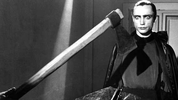 Udo Kier als Graf Dracula mit einer Axt im Film "Andy Warhol's Dracula" von 1973 © Picture Alliance 