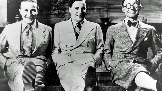 Szene aus dem deutschen Spielfilm: "Die drei von der Tankstelle" (1930) Willy Fritsch, Oskar Karl Weis und Heinz Rühmann (v.l.n.r.) als die drei Freunde in den Hauptrollen.  Foto: Keystone