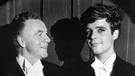 Willy Fritsch und sein Sohn Thomas in einer ihres einzigen gemeinsamen Films: "Das hab ich von Papa gelernt" (BRD/A 1964) © picture alliance / United Archives | United Archives / kpa Publicity 