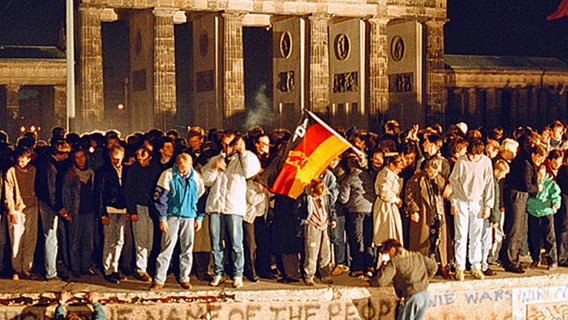 Der 9. November 1989 in Berlin am Brandenburger Tor. © ullstein bild 