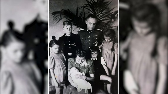 Ein schwarz-weiß-Foto einer Familie © NDR Screenshot 