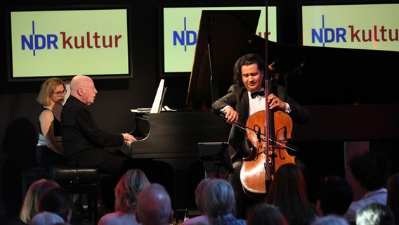 Christoph Eschenbach und Claudio Bohórquez gemeinsam beim Foyerkonzert auf der Bühne. © Sebastian Fuchs Foto: Sebastian Fuchs