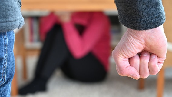 Eine Frau versucht, sich vor der Gewalt eines Mannes zu schützen. © picture alliance / Frank May Foto: Frank May