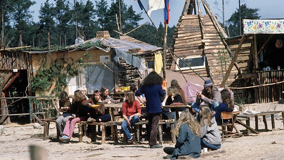 Einige Bewohner der "Freien Republik Wendland" bei Gorleben, 7. Mai 1980 © dpa - Bildarchiv Foto: Dieter Klar