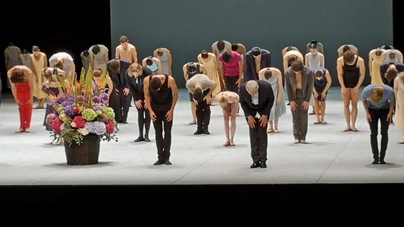 Choreograph John Neumeier (Mitte) verbeugt sich mit seinem Ballett-Ensemble an der Staatsoper Hamburg nach der Uraufführung von "Ghost Light" © NDR Foto: Annette Matz
