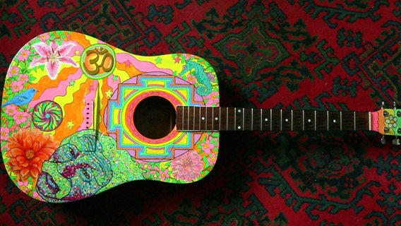 Ein bunt bemalte Gitarre © Creative Commons 
