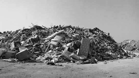 Das Bild "Grand Macabre" von Saara Ekstroem zeigt einen Müllberg in Schwarz-Weiß. © Saara Ekstroem 