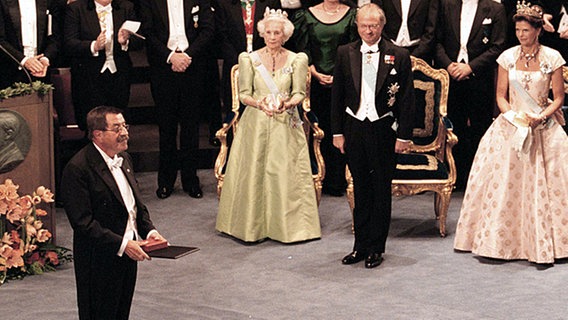 Günter Grass steht mit seiner Nobelpreisauszeichnung vor dem Schwedischen Königspaar. © dpa 