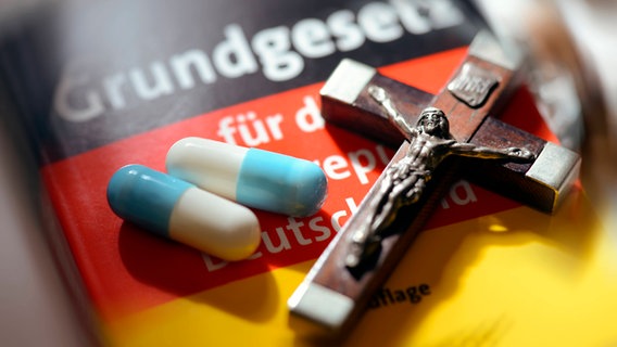 Deutsches Grundgesetz, Kreuz und Pillen. © picture alliance | Christian Ohde 