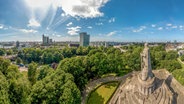 Eine Panorama-Ansicht von Hamburg, im Vordergrund das Denkmal von Otto von Bismarck. © picture alliance / Zoonar | Jonas Weinitschke 