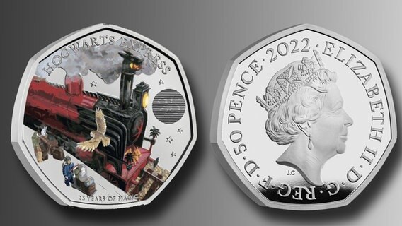 Dieses undatierte von der Münzprägeanstalt Royal Mint herausgegebene Foto zeigt die Rück- und Vorderseite einer der britische 50-Pence-Farbmünze aus der "Harry Potter"-Kollektion, die den Hogwarts Express zeigt. © The Royal Mint/PA Media/dpa 