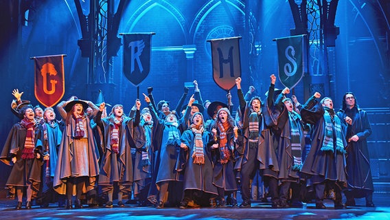 Eine Szene in Hogwarts mit den Zauberschülerinnen und Schülern auf der Bühne zu "Harry Potter und das verwunschene Kind" in Hamburg © Harry Potter und das verwunschene Kind / Manuel Harlan Foto: Manuel Harlan