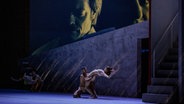 Eine Tänzerin lehnt sich nach hinten, ein Tänzer hält sie an den Beinen fest. © Mecklenburgisches Staatstheater/Silke Winkler Foto: Silke Winkler