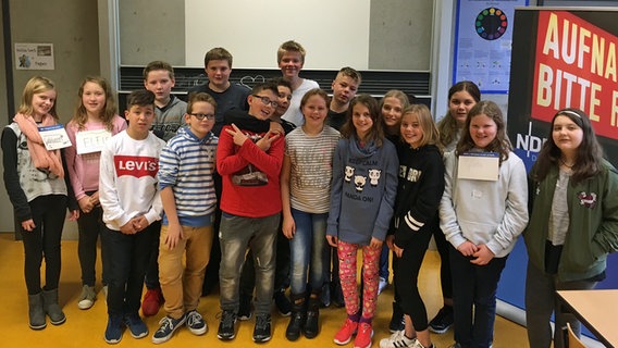 Die Klasse 6c der Gemienschaftsschule Mölln posiert vor der Tafel. Die Klasse 6c der Gemienschaftsschule Mölln posiert vor der Tafel. © NDR Foto: Janine Lüttmann