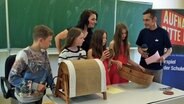 Die Kinder der Klasse 6d des Hainberg Gymnasiums in Göttingen probieren Geräuschemacher aus. © NDR Foto: Jantje Fischhold
