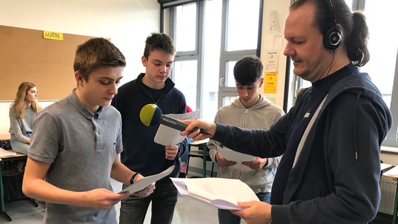 Alexander Gerhardt macht Sprachaufnahmen mit Schülern der Comenius-Schule Quickborn. © NDR Foto: Anthrin Warnking