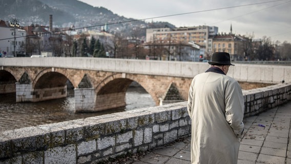 Ein Mann geht im Stadtzentrum von Sarajevo spazieren. © picture alliance / NurPhoto | Oleksandr Rupeta Foto: Oleksandr Rupeta