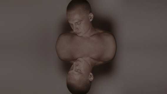 Büste eines Mannes, die auf Schulterhöhe gespiegelt ist. © madochab / photocase.de Foto: madochab