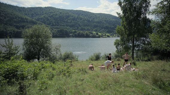 Sandra Hüller (2.v.r.) als Mutter der Familie Höss im britisch-polnischen Spielfilm "The Zone of Interest" von Jonathan Glazer in Cannes. Sandra Hüller (2.v.r.) als Mutter der Familie Höss im britisch-polnischen Spielfilm "The Zone of Interest" von Jonathan Glazer in Cannes. © Leonine
