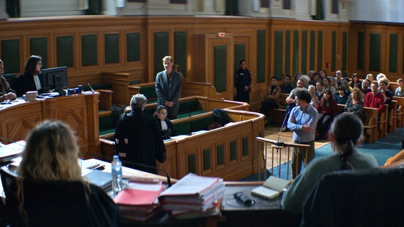 Eine Gruppe von Menschen in einem Gerichtssaal - Szene aus dem Drama "Anatomie eines Falls" von Justine Triet © Les Films Pelléas-Les Films de Pierre 