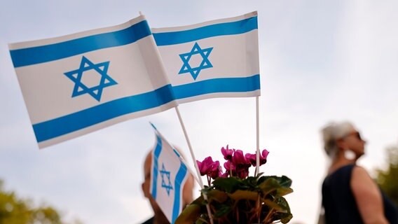 Zwei Israelflaggen im Wind. © picture alliance / Panama Pictures | Christoph Hardt 