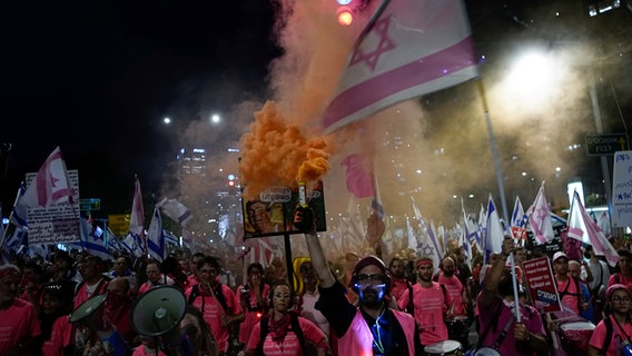 Isreal: Menschen protestieren gegen die Pläne der Regierung von Premierminister Netanjahu, das Justizsystem zu reformieren. © picture alliance/dpa/AP | Ariel Schalit 