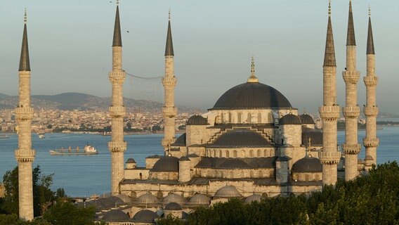 Die blaue Moschee in Istanbul hat als einzige der Welt sechs Minareatte © picture-alliance / Godong Foto: Pascal Deloche / GODONG