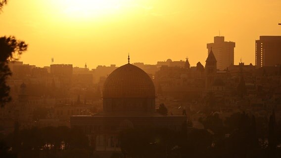 Sonnenuntergang in Jerusalem © picture alliance / AA Foto: Mustafa Alkharouf