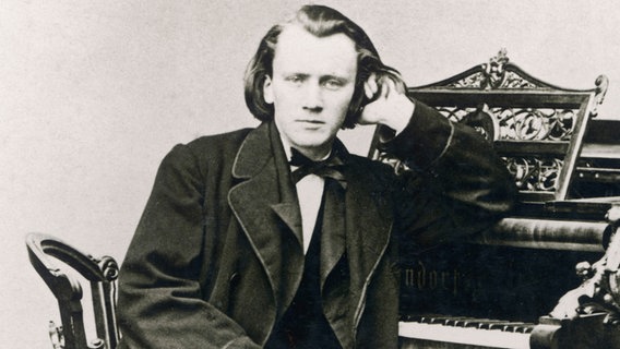 Johannes Brahms am Flügel © picture alliance / Mary Evans Picture Library | - 