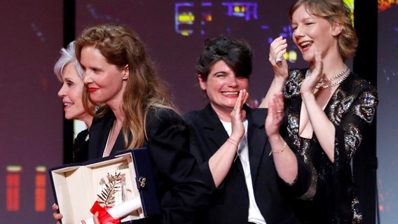 Schauspielerin Sandra Hüller (rechts)und Regisseurin Justine Triet (2. von links) mit US-Schauspielerin Jane Fonda bei der Preisgala in Cannes. © picture alliance/dpa/MAXPPP | Frantz Bouton Foto: Frantz Bouton